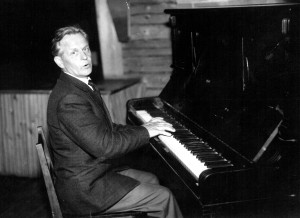 Yrjö Nuora säestämässä Sampolassa pianolla, jonka hän sitten osti itselleen. Kuva Kaija Nuoran albumista.