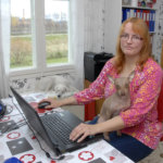 Anne Liias pyörittelee numeroita kotitalonsa työhuoneessa