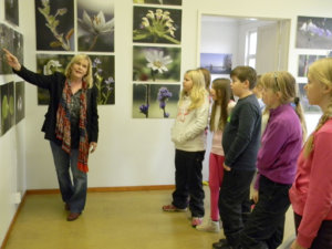 Eija Lehmuskallio näytti oppilaille kasveja, jotka sitten etsitään tuntomerkkien perusteella tunnistustyökaluilla.