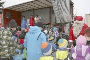 Pukki jakoi lapsille karamelliä samaan aikaan kun Akaan seurakunnan nuoret esittivät Tiernapoikia lavalla.