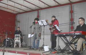 Markus ja pikkuoravat -yhtye soitti ja lauloi joululauluja. Heidät nähdään myös Viialan joulunavauksessa sunnuntaina 30.11.