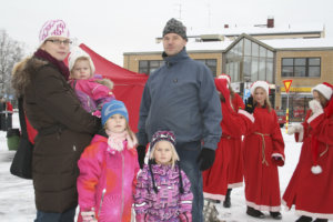 Maria ja Teppo Haikonen sekä tyttäret Oona, 2, Sanni 5 ja Emmi, 3, viettävät toista jouluaan kotona Akaassa.