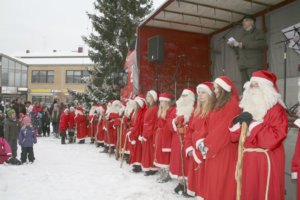 Akaan Seudun päätoimittaja Juha Kosonen muistutti joulunavaussanoissaan, että akaalaiset ovat itse markkinavoima, joka päättää sen, kuinka suuri osa ostoksista keskitetään kotikaupunkiin.