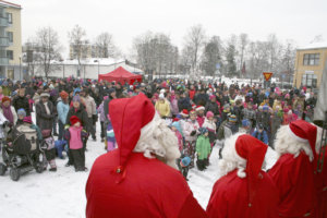 Toijalan torin joulunavauksessa oli lauantaina satamäärin ihmisiä.