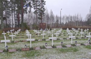 Kylmäkosken hautausmaalle tehtiin talkoilla ja lahjoitusten turvin 58 sankariristiä.