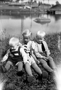 Naapurin lapset Timo, Pirkko ja Matti Joela.
