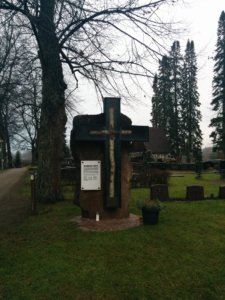 Summan risti Kalvolan seurakunnan hautausmaalla. Kuva: Anni Herkkola.