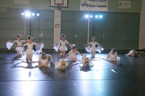 8–10-vuotiaat ballerinat esittivät Joutsenten muuttomatkan. 