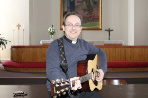 Tuleva kirkkoherra Ali Kulhia soittaa työssä ja vapaa-ajalla. Kulhian soittimia ovat kitara ja basso.  