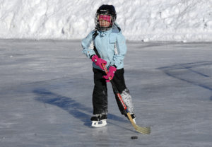 Viivi Mönkö pitää luistelusta ja jääkiekon pelaamisesta.