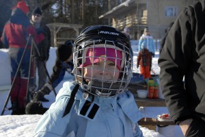 Viivi Mönkö pitää luistelusta ja jääkiekon pelaamisesta.
