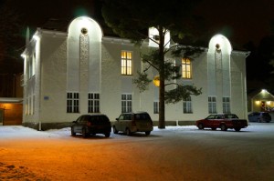 Arvo Ylpön koulun julkisivua koristavat uudet valot.