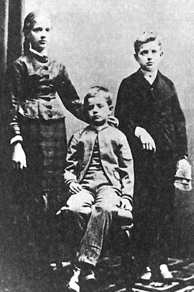 Maria ja Christian Sibeliuksen lapset. Vasemmalta Linda, Christian ja Janne. Kuva on Glenda D. Gossin kirjasta.