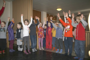 Pirtinkulman päiväkodin lapset lauloivat muun muassa muodista, rakentamisesta ja metromatkasta mummolaan.