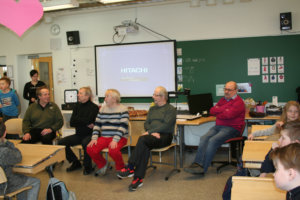 Lapset kysyivät ja veteraanit vastasivat. Killan veteraanit vasemmalta oikealle Seppo Vuorinen, Tapio Pajuoja, Matti Pitko, Esa Sandholm ja Lasse Niemi.