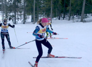 15 kilometrin vapaan hiihtotavan kisaan starttasi 27 hiihtäjää. Klaara Leponiemi hiihti SM-pronssille. 
