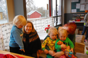 Katri Henriksson (vas.), Aarni Henriksson, Ulla Lintula, Justus Lintula ja Aida  Lindfors tapaavat ystäviä MLL:n perhekahvilassa.