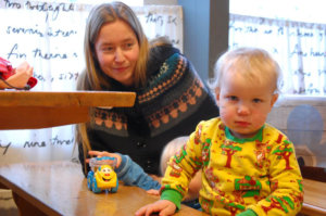 Katri Henriksson (vas.), Aida Lindfors ja Justus Lintula tulivat perhekahvilaan  kierrättämään lastentarvikkeita.