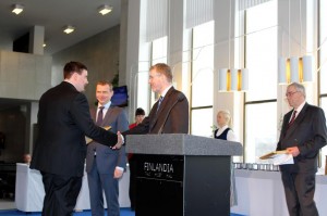 Markku Tupala vastaanotti tunnustuksen Finlandia-talolla järjestetyssä tilaisuudessa. Studio Terhi Honkonen