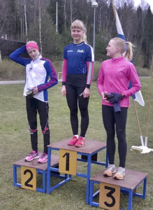 Klaara Leponiemi voitti viikonloppuna jo toisen kultansa maantiejuoksun SM-kisoissa 17-vuotiaiden sarjassa. Hopealle sijoittu Inka Nurminen Jyväskylän Kenttäurheilijoista ja kolmanneksi Forssan Salamaa edustava Astrid Snäll. Kuva Jarkko Leponiemi.