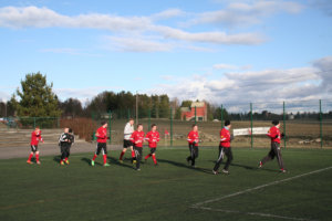 Kapteeni Jirka Järvi (kolmas vasemmalta), johdatti joukkueensa Toijalan Pallon nelosdivisioonan sarja-avaukseen Parolan jalkapallonurmella.