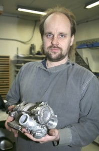 Anton Murolalla on käsissään purettu, putsattu ja kasattu turbo. Viime vuonna Turbotohtorille tuli huoltoon 280 turboa eri puolilta Suomea.