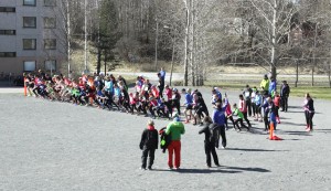 Nahkialan koulun hiekkakentältä säntäsi matkaan 81 juoksijaa aikuisten ja nuorten sarjoissa. Kuva: Ari Viljanen 