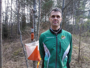 Arto Hokkanen toimi  Veikkojen majan maastossa järjestettyjen Torstairastien ratamestarina. Kuva: Jorma Karvonen. 