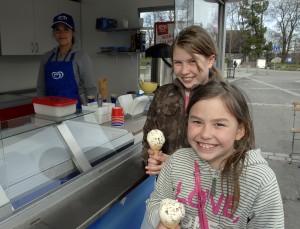 Aada (takana) ja Anni Nevalainen poikkesivat ostamaan jäätelöt.