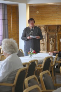 Akaan Seudun Kaatuneiden Omaiset ry:n sihteeri Annukka Kallioinen kertoi Akaan seurakuntasalin juhlassa sodan vaikutuksista hänen perheeseensä.