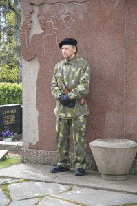 Maanpuolustusjärjestöaktiivi Jouni Ijäs edusti Toijalan hautausmaan tilaisuudessa reserviläisiä.