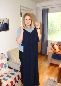 Larissa Risku on hankkinut ylioppilasjuhlia varten tummansinisen mekon.  