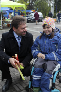 10-vuotias Helmi Saxberg lahjoitti kaupunginjohtaja Aki Viitasaarelle raparpereja. 