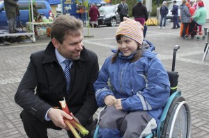 10-vuotias Helmi Saxberg lahjoitti kaupunginjohtaja Aki Viitasaarelle raparpereja Viialan Markkinoilla. 