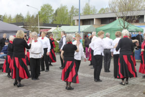 Viialan Eläkkeensaajien tanssiryhmä esiintyi markkinoilla. 