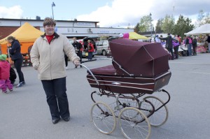 Riitiälässä lastenvaunumuseota pitävä Eija Mäenpää työnsi markkinoilla noin 45 vuotta vanhoja tanskalaisia lastenvaunuja, jotka ovat ainoat laatuaan Suomessa. Vaunuissa köllötteli vauvanukke. 
