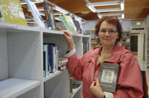 Marja-Lea Järvisen mielestä olisi järkevämpää supistaa molempien kirjastojen aukioloaikoja kuin laittaa toinen kirjasto kiinni