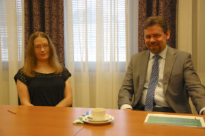 Talousjohtaja Mari Puhka-Susi ja kaupunginjohtaja Aki Viitasaari esittelivät talouden tasapainotuspakettia maanantaina.