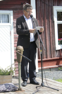 Kinnarin kotimuseolla puhunut Lempäälän kunnanvaltuuston puheenjohtaja Juha Kuisma uskoo hirsirakentamisen osuuden kasvavan tulevaisuudessa.