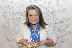Klassisessa voimanostossa MM-hopeaa voittanut Teija Hakala sai omat mitalit myös jokaisesta kolmesta lajista. 