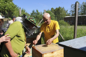 Risto Niilimäki raotti itävaltalaisille luomuviljelijöille mehiläistarhauksen saloja.