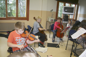 Aleksi Pätiälästä viulunsoitto on kivaa, vaikka totistakin puuhaa. 