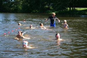 Toisena uimaopettajana Akaan uimakouluissa toimiva Jaakko Jässkeläinen lähetti lapset rintauinnilla kohti laituria Toijalan Satamassa.