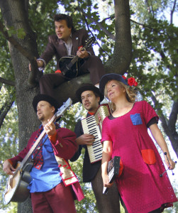 Lastenmusiikkiorkesteri Hääppöset esiintyy Veturimuseon kesän päättäjäisissä. Orkesterissa esiintyy lastenkulttuurin, teatterin sekä musiikin ammattilaisia. 
