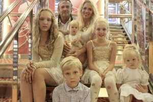 Laulava Joen perhe esiintyy Viialan Sampolassa pidettävässä Mia Joen multimediakonsertissa. 