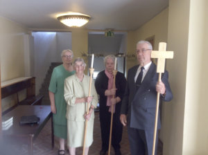 Akaan seurakunnan ensimmäinen messuryhmä lähdössä kulkueena kirkkoon kuvassa vasemmalta Sirpa Koivisto, Anneli Kallio, Maire Tamminen ja Antero Kallio.