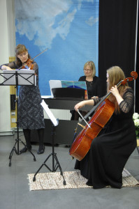 Musiikista vastasivat Nina Kulhia (viulu), Marja Karhu (piano) ja Jenny Mustikka (sello).