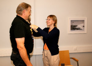 Aluehallintoviraston ylijohtajan sihteeri Elisabet Heinrich sai kunnian kiinnittää hengenpelasusmitalin viialalaisen Vesa Vuorisen rintaan.