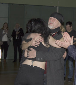 Micron keikka päättyi Mikael ja Marianne Miikkulaisen tunteikkaaseen halaukseen.