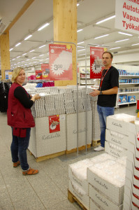 Mika Pönniö ja Sarianne Lohi kertovat, että lähestyvä joulu näkyy Kylmäkosken Tokmannilla jo nyt. Muun muassa kynttilöitä on tullut lisää valikoimiin.